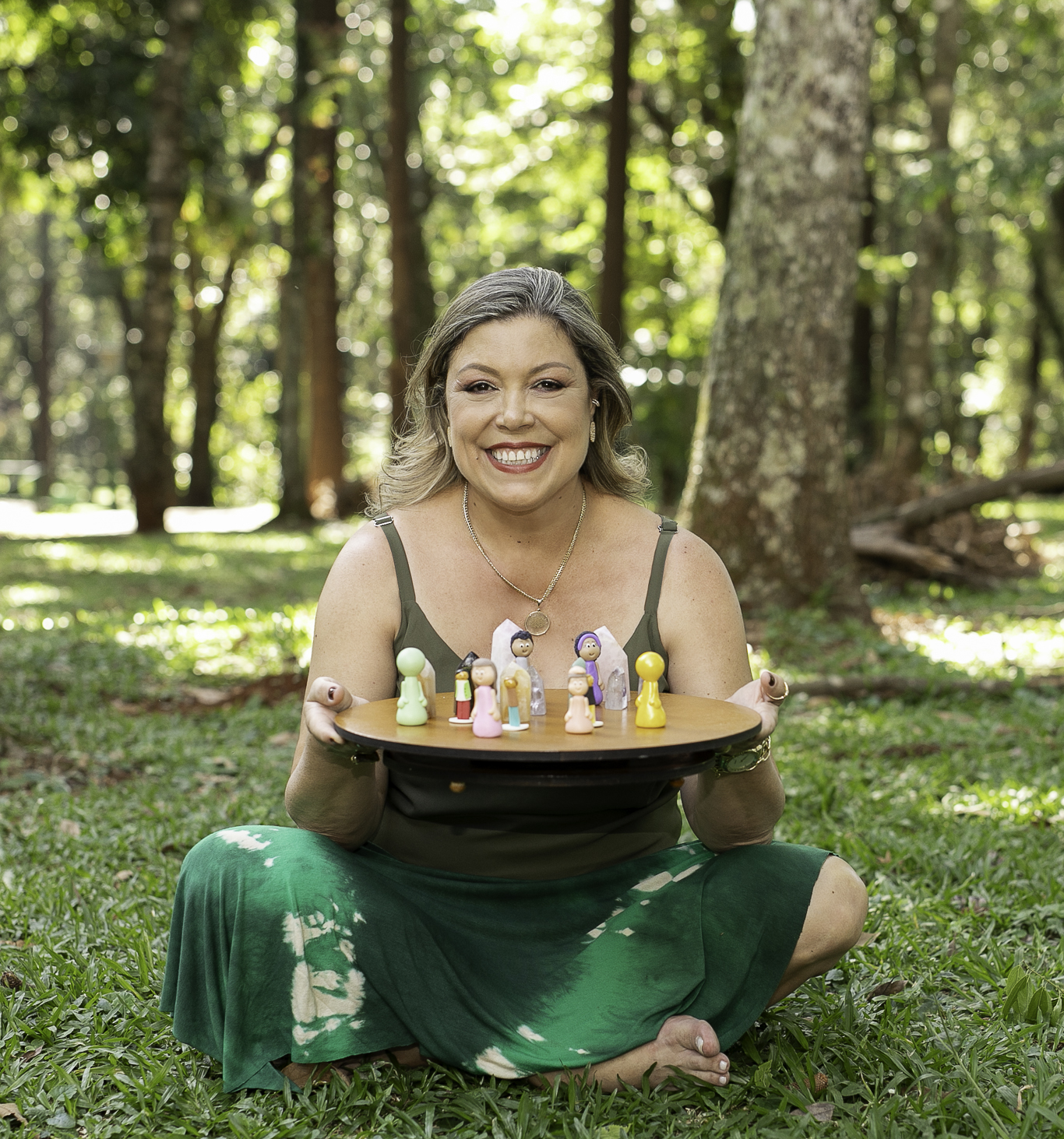 Alessandra Volkmann com bonecos de mesa